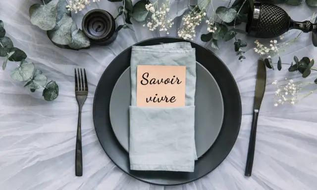Eleganckie nakrycie stołu z kartką "Savoir vivre" idealne na zaproszenia na ślub.