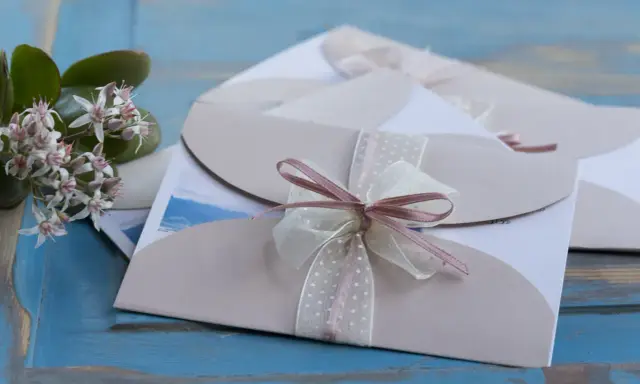 Eleganckie zaproszenia ślubne z kokardkami. Gdy nie możesz przyjąć zaproszenia, jak odmówić przyjścia na wesele?
