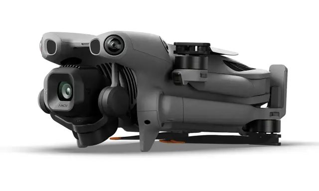 Szary dron DJI Mini 5 Pro Fly More Combo z kamerą 1-calową, gotowy do lotu i uchwycenia niesamowitych ujęć.