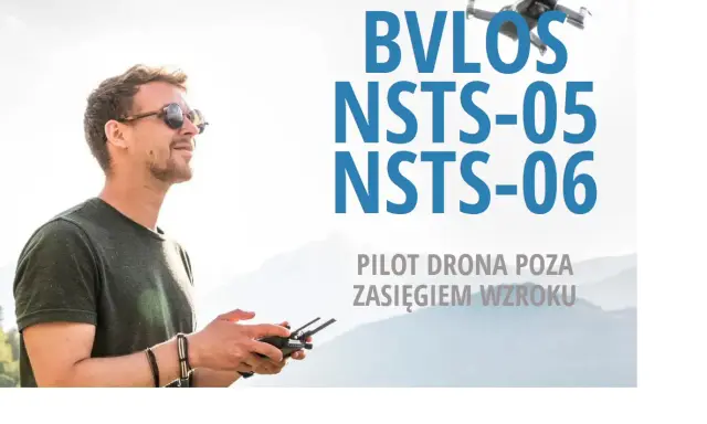Mężczyzna steruje dronem poza zasięgiem wzroku. BVLOS co to? To pilotowanie dronów zgodnie z przepisami NSTS-05 i NSTS-06.