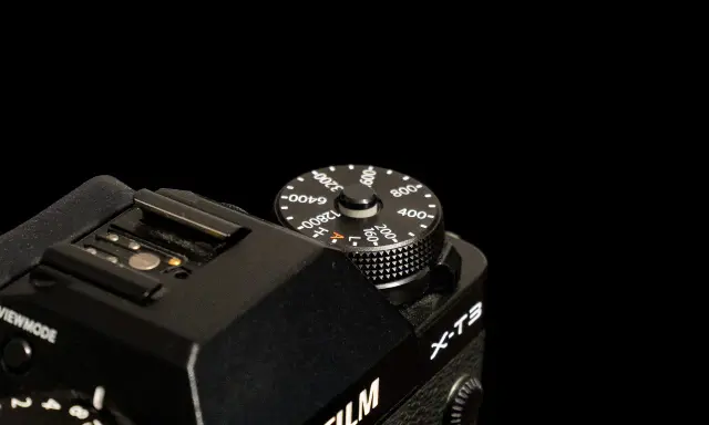 Pokrętło czułości ISO na aparacie Fujifilm X-T3. Dowiedz się, co to jest iso fotografia i jak wpływa na Twoje zdjęcia.