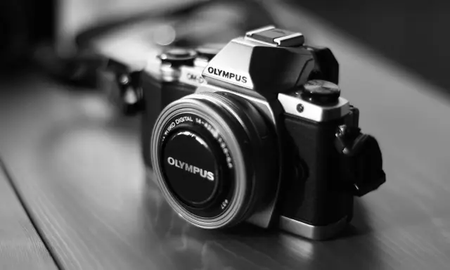 Przeswietlone zdjecie aparatu Olympus OM-D z obiektywem.