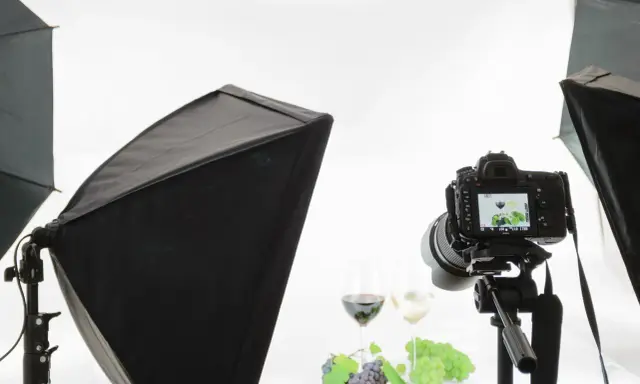 Profesjonalne oświetlenie studyjne i aparat na statywie tworzą idealne warunki do fotografowania, jak w namiocie bezcieniowym DIY.