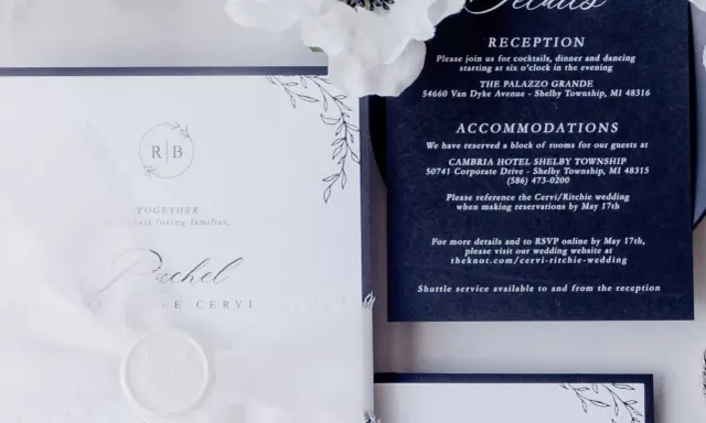 Eleganckie zaproszenie ślubne z detalami wesela i noclegów. Jak zapytać o potwierdzenie przybycia na wesele? Informacje o RSVP i stronie internetowej.