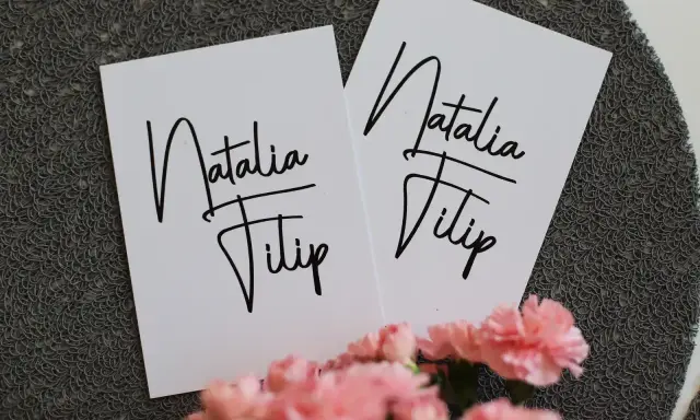 Dwie białe kartki z napisem "Natalia Filip" - idealne, by dowiedzieć się, jak wypisać zaproszenie dla cioci i wujka.