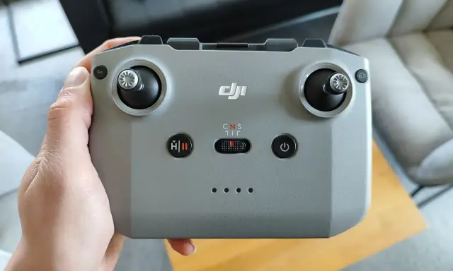 Pilot trzyma kontroler DJI. Gdy zgubisz drona bez GPS, ten pilot pomoże go odnaleźć.