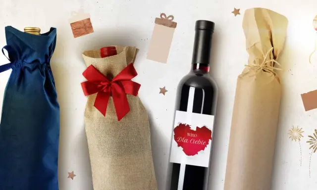Elegancka dekoracja butelki z winem na ślub. Wino w ozdobnym woreczku z juty, butelka z etykietą "Wino dla Ciebie" i butelka owinięta w papier.