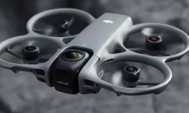 Szary dron DJI Avata 3 z kamerą z przodu, unoszący się w powietrzu.