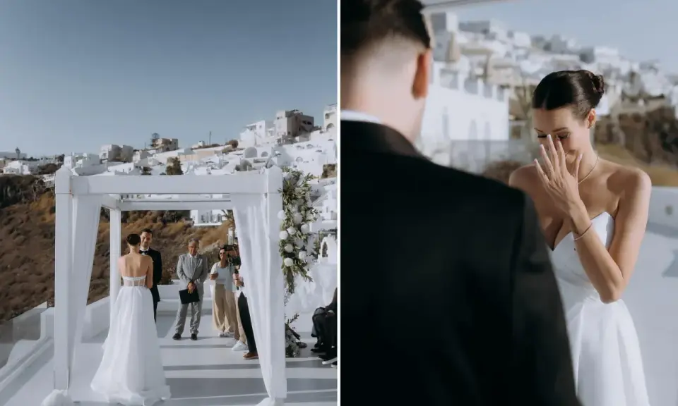 Ślub cywilny na Santorini. Urzędnik udziela ślubu parze młodej na tarasie z widokiem na białe domy. Panna młoda wzruszona.