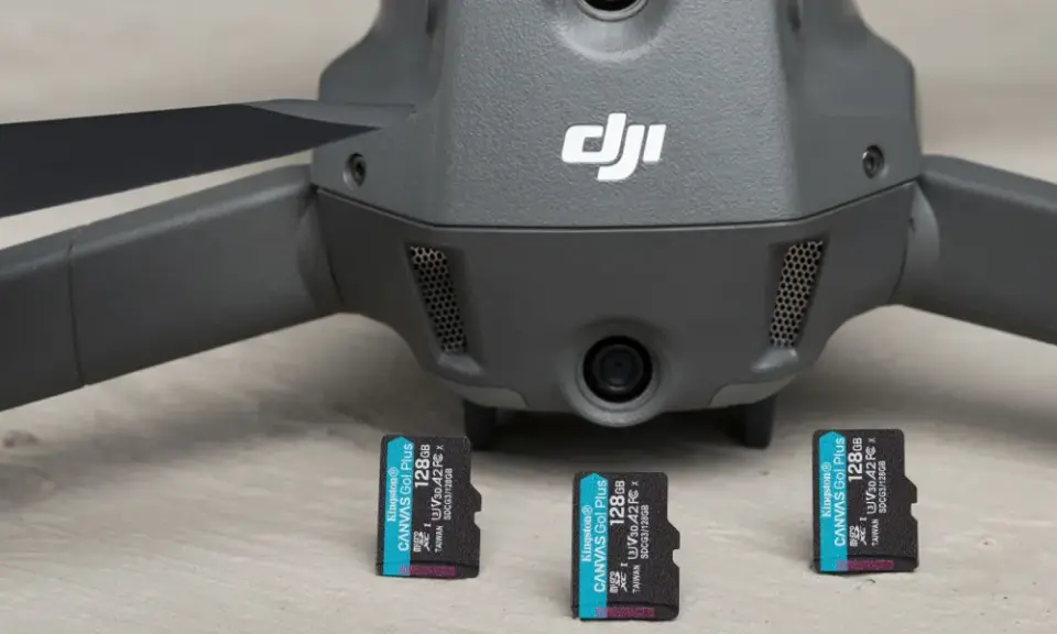 Dron DJI z trzema kartami pamięci Kingston 128GB. Jaka karta pamięci do drona 4K? Te karty są idealne!