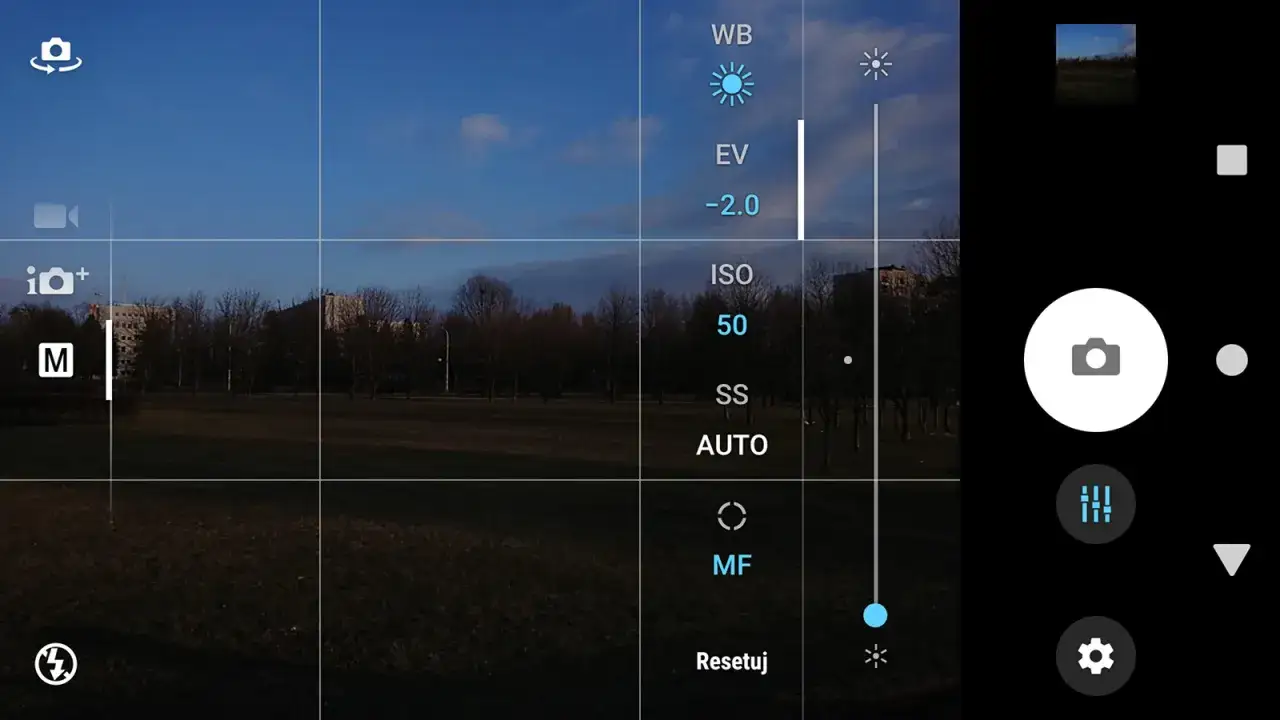 Ekran telefonu z widokiem krajobrazu. Widoczne opcje: WB, EV, ISO, SS, AUTO, MF. Można tu ustawić czas naświetlania w telefonie.