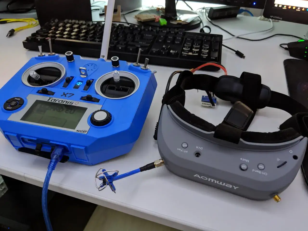 Niebieski kontroler Taranis X7 i gogle Aomway FPV gotowe do lotu wirtualnego DJI.