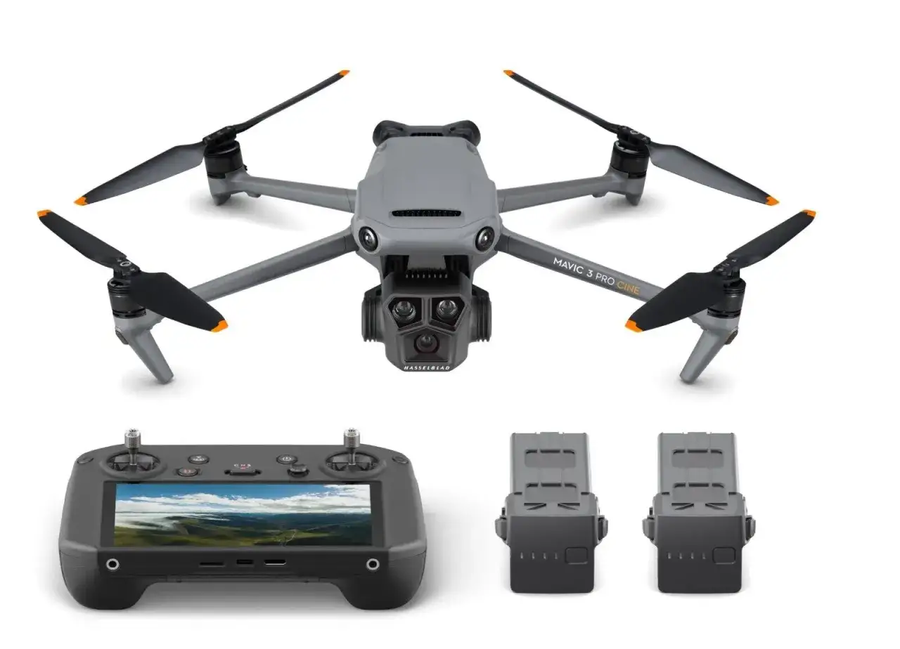 Szary dron Mavic 3 Cine z pilotem i dwoma akumulatorami, gotowy do podniebnych ujęć.