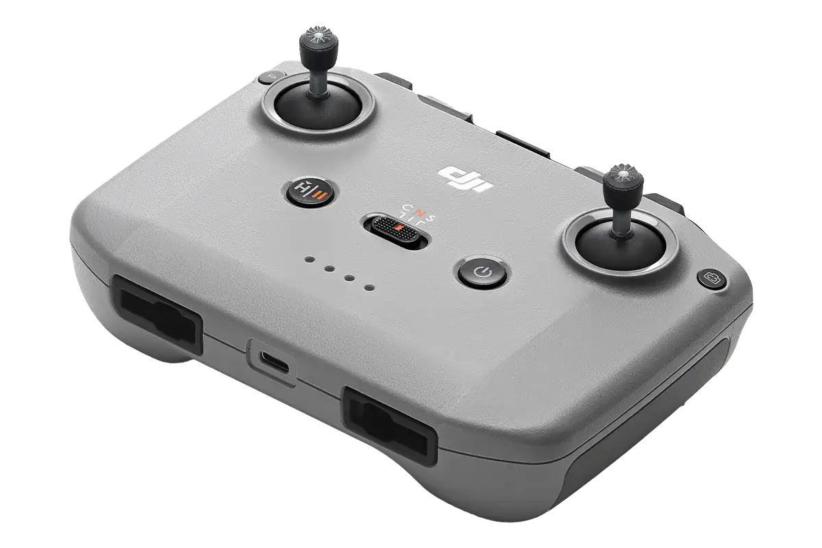Szary kontroler DJI RC-N3 z dwoma joystickami, przyciskami i wskaźnikami baterii. Gotowy do lotu!