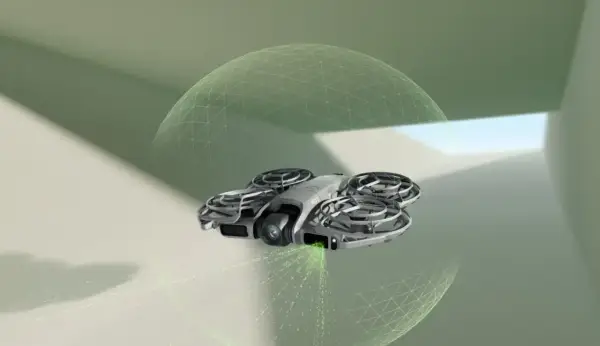 DJI NEO 2 Fly More Combo w locie, otoczony siatką bezpieczeństwa, emituje zielone światło.